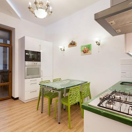 Leogrand Apartment On Doroshenka 38 Lviv Exterior photo